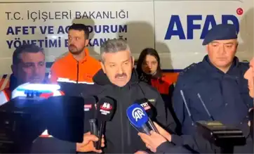 Heyelan Karadeniz Sahil Yolu'nu Kapatırken Bir Araç Kayıp!