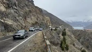Doğu Anadolu'da Yol Kapandı: Heyelan!