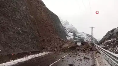 Doğu Karadeniz'de Karayolu Heyelanla Kapandı