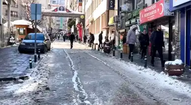 Artvin'de Yaşlı Adam, Düşen Kar Kütlesinden Kurtuldu!