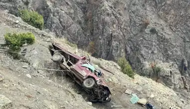 Artvin'de Şarampole Düşen Kamyonet: 3 Yaralı