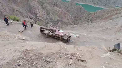 Artvin'de Şarampole Yuvarlanan Kamyonet: 3 Yaralı