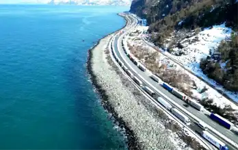 Gürcistan'daki Kar Yağışı Sarp Sınır Kapısı'nı Kapatıyor