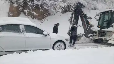 Karda Mahsur Kalanlar Kurtarıldı