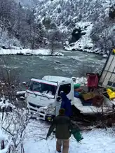 Şavşat'ta Kamyonet Dereye Yuvarlandı, Sürücü Yaralandı