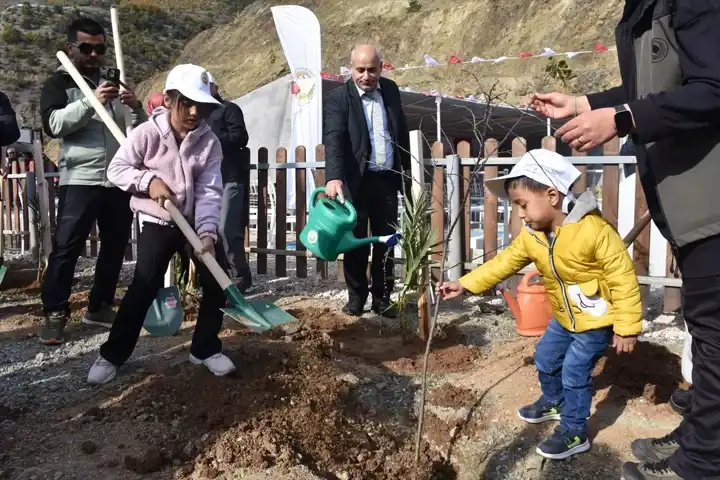 Doğu Karadeniz'de Binlerce Fidan Toprakla Buluştu