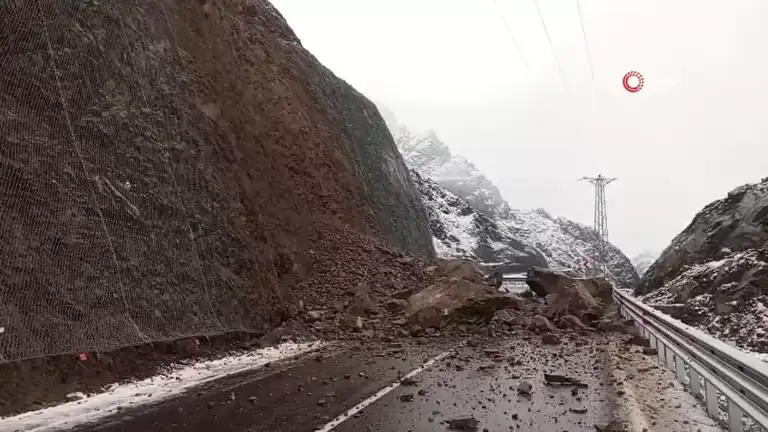 Doğu Karadeniz'de Karayolu Heyelanla Kapandı