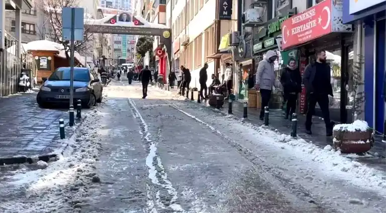 Artvin'de Yaşlı Adam, Düşen Kar Kütlesinden Kurtuldu!