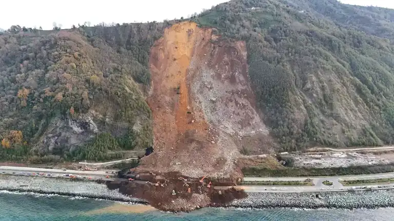 Artvin'de Heyelan Sonrası Yol Açma Çalışmaları