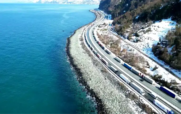 Gürcistan'daki Kar Yağışı Sarp Sınır Kapısı'nı Kapatıyor