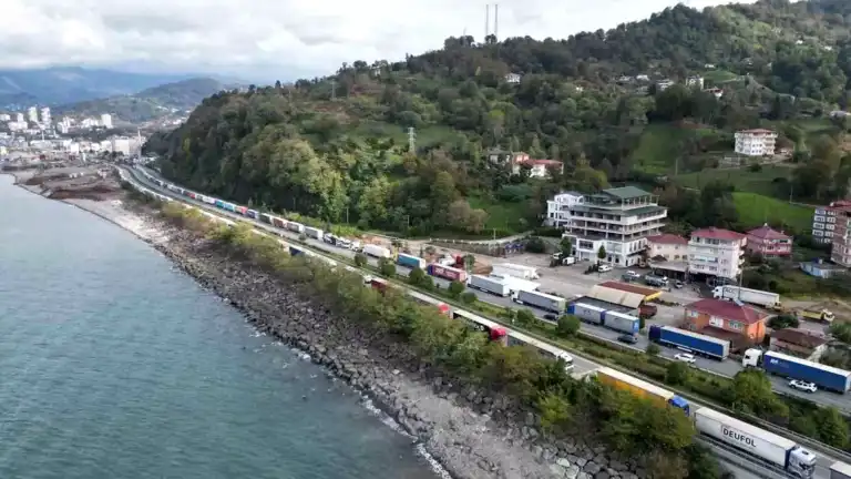 Sarp Sınır Kapısı'nda Tır Kuyruğu: Sürücüler Günlerce Bekliyor