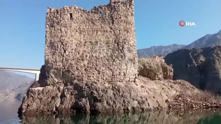 Tarihi Kale, Baraj Suyuyla Ortaya Çıktı!