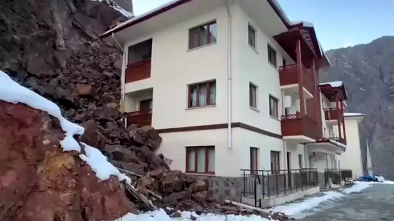 Yusufeli'nde Heyelan: Ev Hasar Gördü