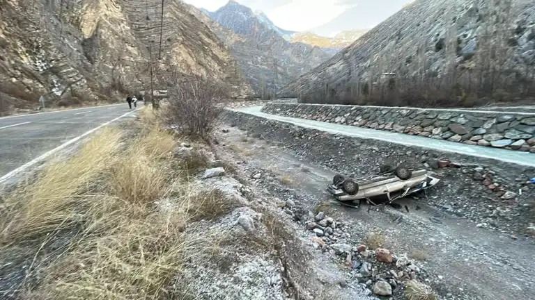 Doğu Karadeniz'de Trafik Kazası: Sürücü Yaralanmadan Kurtuldu